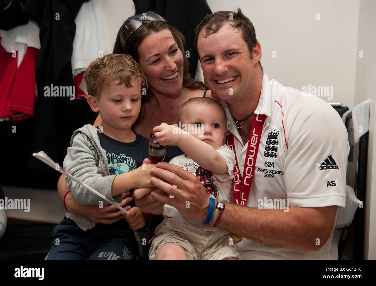 Der Engländer Andrew Strauss mit seiner Frau Ruth und den Söhnen Samuel und Luca in der Umkleidekabinen nach dem fünften npower-Testspiel im Londoner Oval. Stockfoto