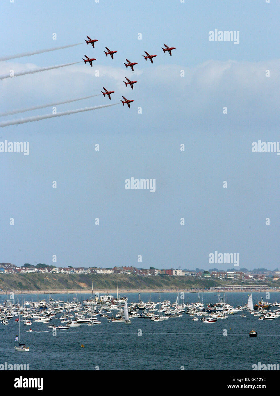 Bournemouth Air Show. Ein Meer voller Boote, während die Zuschauer die Red Arrows bei der Bournemouth Air Show beobachten. Stockfoto