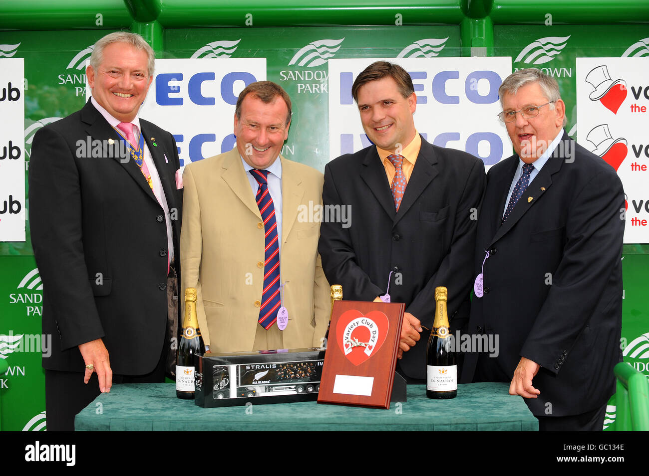 Die Schauspieler Graham Cole (l.) und Derek Martin vergeben Preise Für den Gewinn der Iveco Atalanta Einsätze mit Strawberrydaiquiri Stockfoto