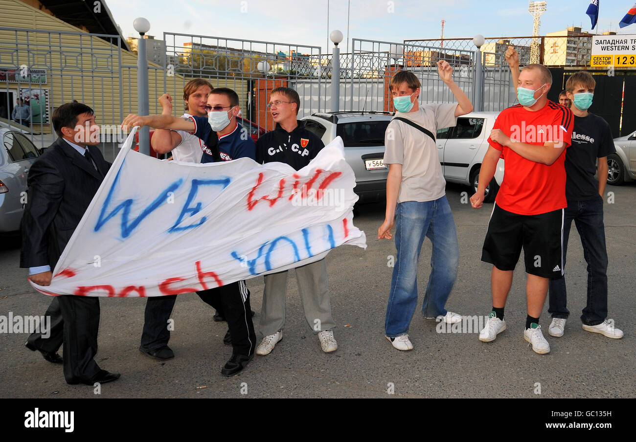 Fußball - UEFA Europa League - Play offs - Second Leg - Amkar Perm gegen Fulham - Fulham Training - Zvezda Stadium. Ein Amkar Perm-Beamter konfisziert ein Banner von Fans, als Fulham zum Training eintrifft Stockfoto