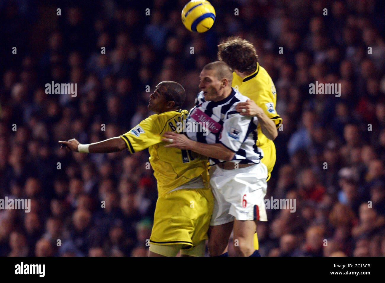 Darren Purse (c) von West Bromwich Albion liegt zwischen Charlton Athletic's Shaun Bartlett (l) und Hermann Hreidarsson (r), als sie zum Kopfball springen Stockfoto