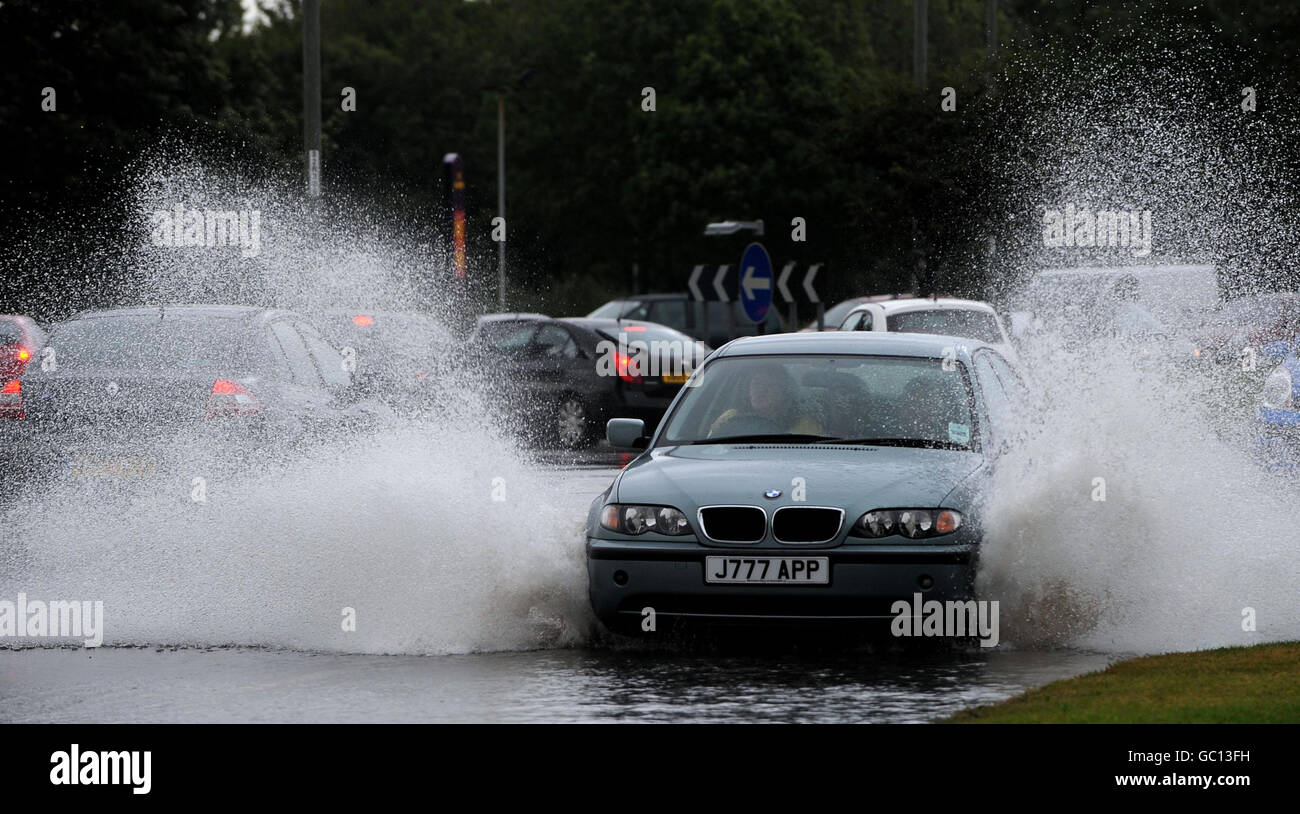 Starker Regen und eine geplatzte Wasserleitung machen das Fahren in North Tyneside während der Hauptverkehrszeit schwierig. Stockfoto