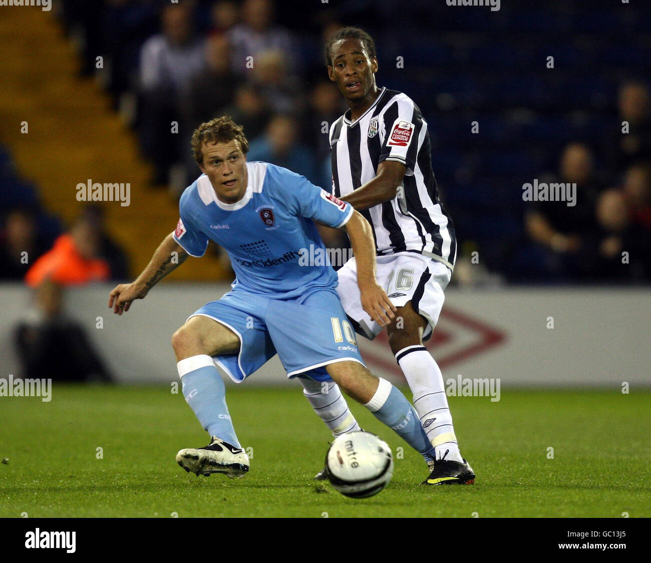 Rotherham United's Nicky Law stand unter dem Druck von Shaun Cummings von West Bromwich Albion während des Carling Cup Second Round Matches in den Hawthorns, West Bromwich. Stockfoto