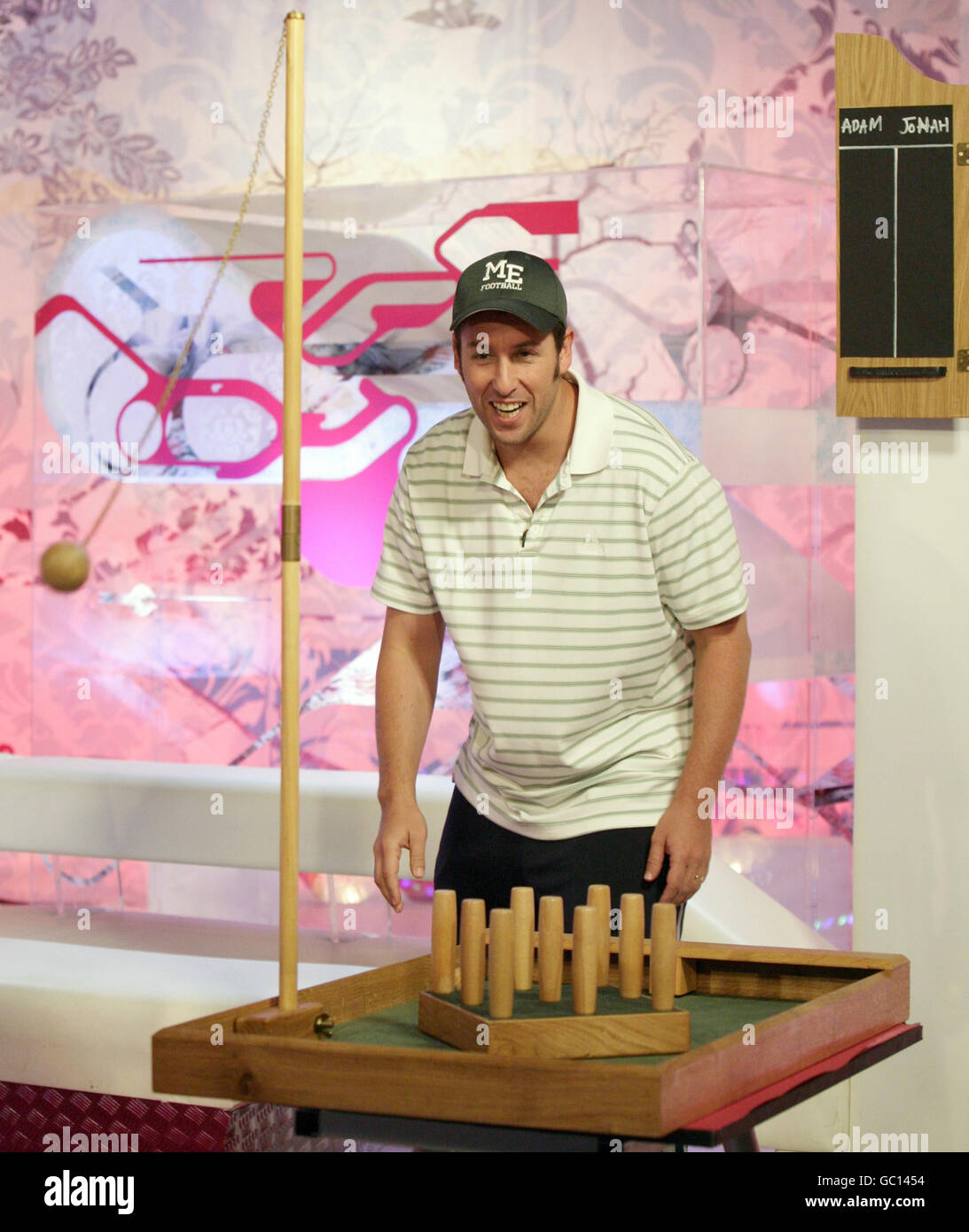 Hollywood-Schauspieler und Star des Films „Funny People“, Adam Sandler während der Dreharbeiten zum T4-Programm, in den T4 Studios in London. Stockfoto