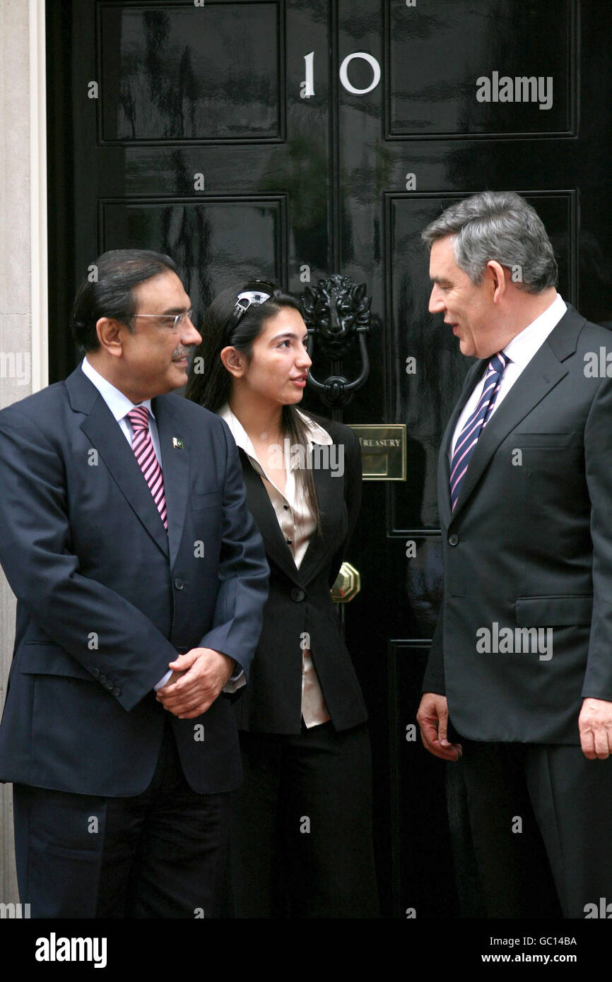 Premierminister Gordon Brown schüttelt sich die Hände mit dem pakistanischen Präsidenten Asif Ali Zardari, während seine Tochter Asifa Bhutto Zardari in der Downing Street 10 in London zuschaut. Stockfoto