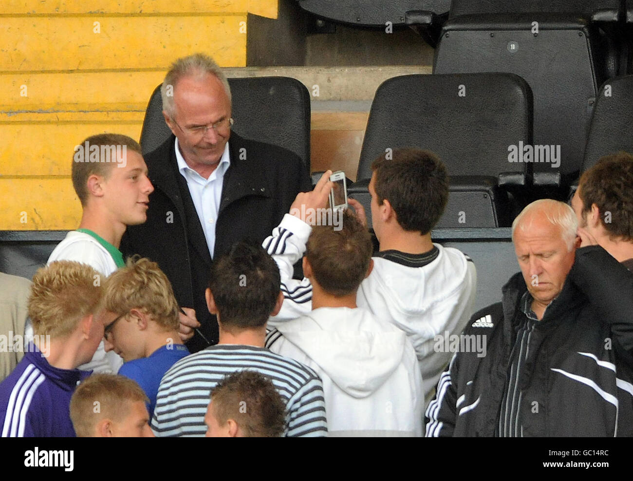 Fußball - das Internationale Turnier der FA - Italien U17 gegen Portugal U17 - Meadow Lane. Sven Goran Eriksson, Fußballdirektor von Notts County, posiert während des Spiels für Fotos mit Fans Stockfoto