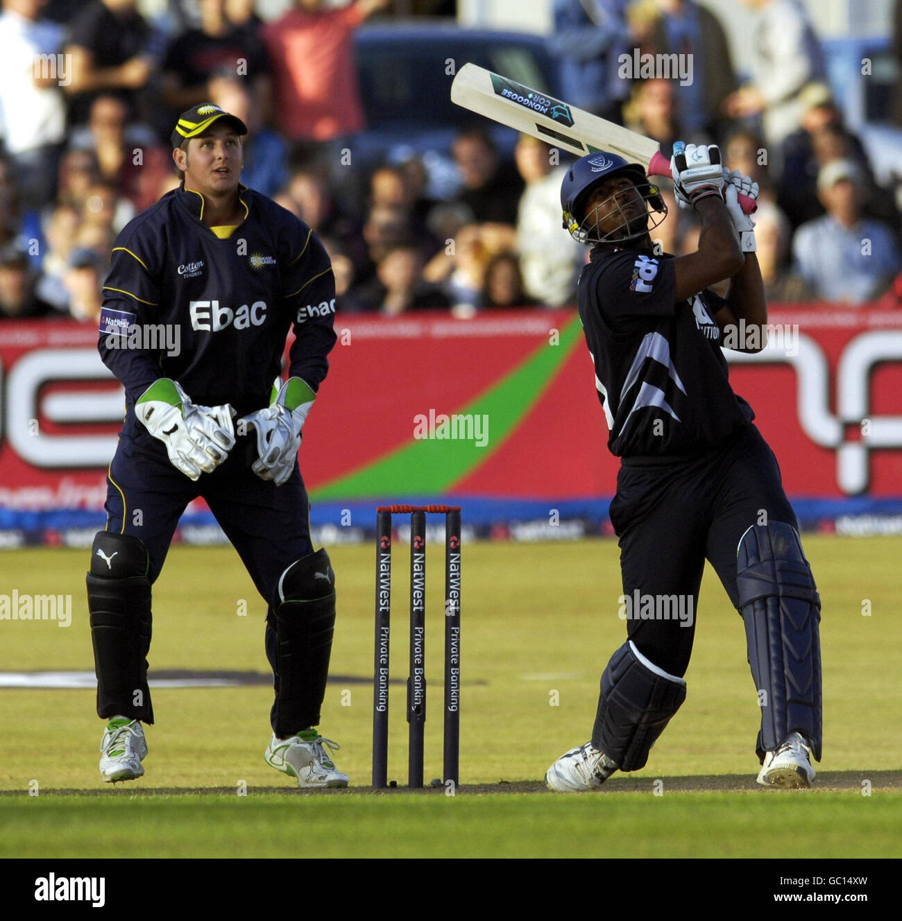 Sussex's Dwayne Smith (rechts) trifft eine sechs, während Durhams Philip Mustard während des Spiels auf dem County Ground, Hove, anschaut. Stockfoto