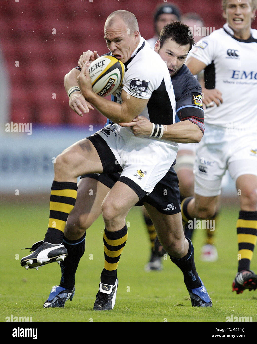 Rob Dewey von Glasgow Warriors bekämpft Wesps' Mark van Gisbergen während des Friendly in der Firhill Arena, Glasgow Stockfoto