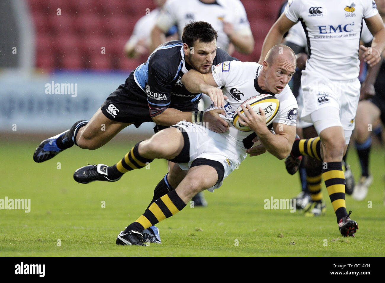 Rob Dewey von Glasgow Warriors bekämpft Wesps' Mark van Gisbergen während des Friendly in der Firhill Arena, Glasgow Stockfoto