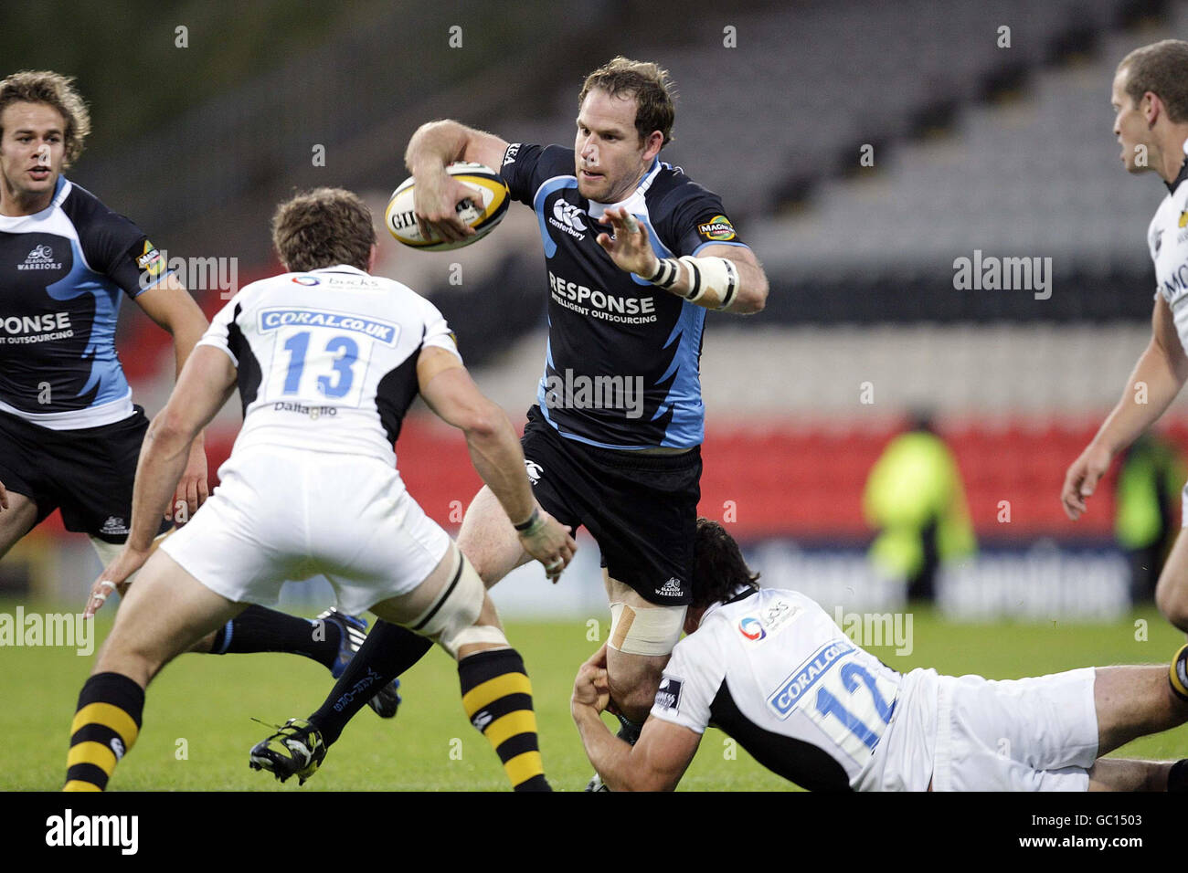 Graeme Morrison von Glasgow Warriors wurde von Wesps Dominic Waldouck und Ben Jacobs während der Friendly in der Firhill Arena, Glasgow, angegangen Stockfoto