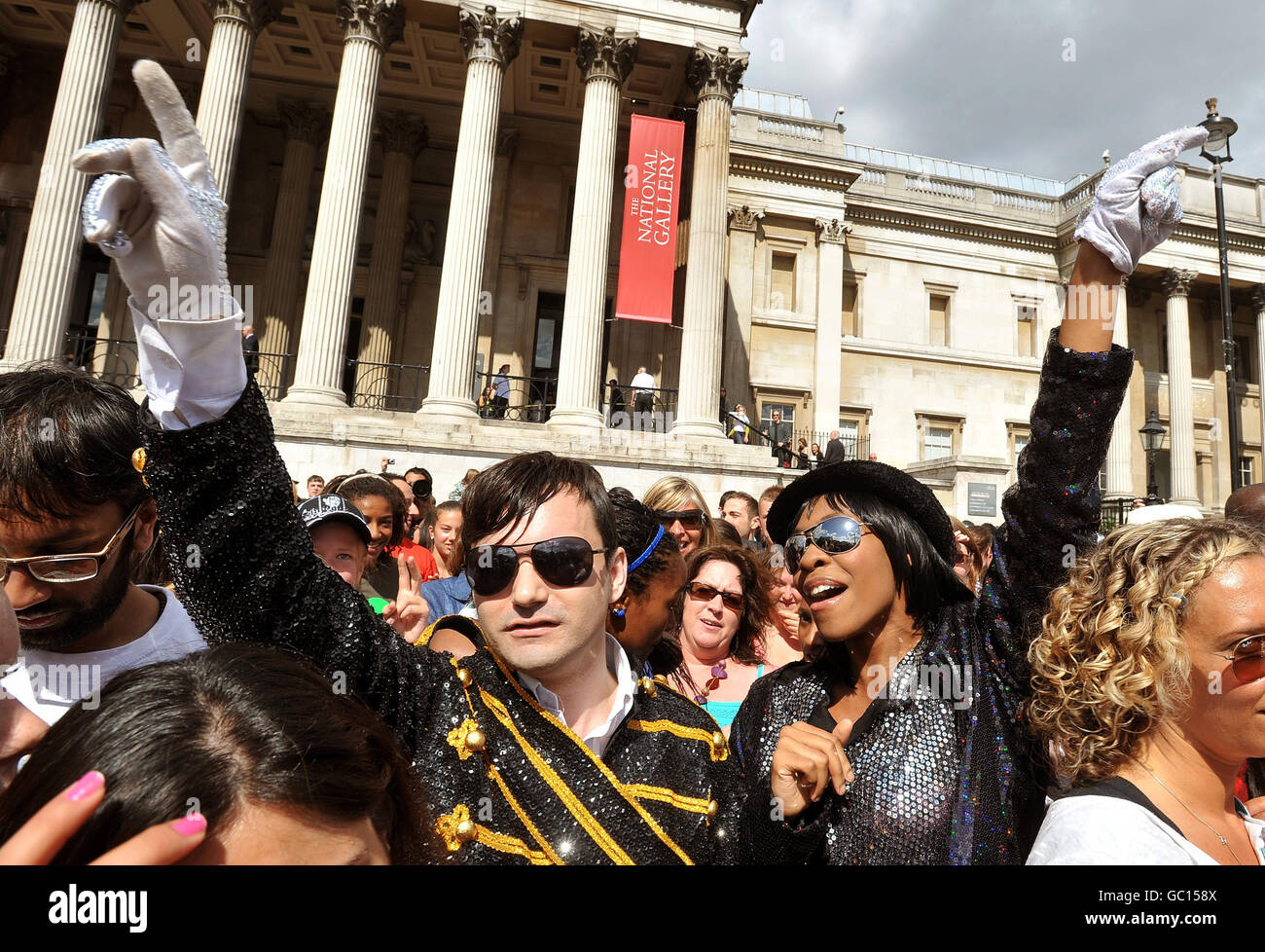 (Von links nach rechts) Michael Lewis und Shimaya Jackson schließen sich Hunderten von Michael Jackson Fans an, nachdem sie die 'Thriller'-Tanzroutine getanzt haben, als Hommage an den kürzlich verstorbenen amerikanischen Sänger am Trafalgar Square im Zentrum von London. Stockfoto