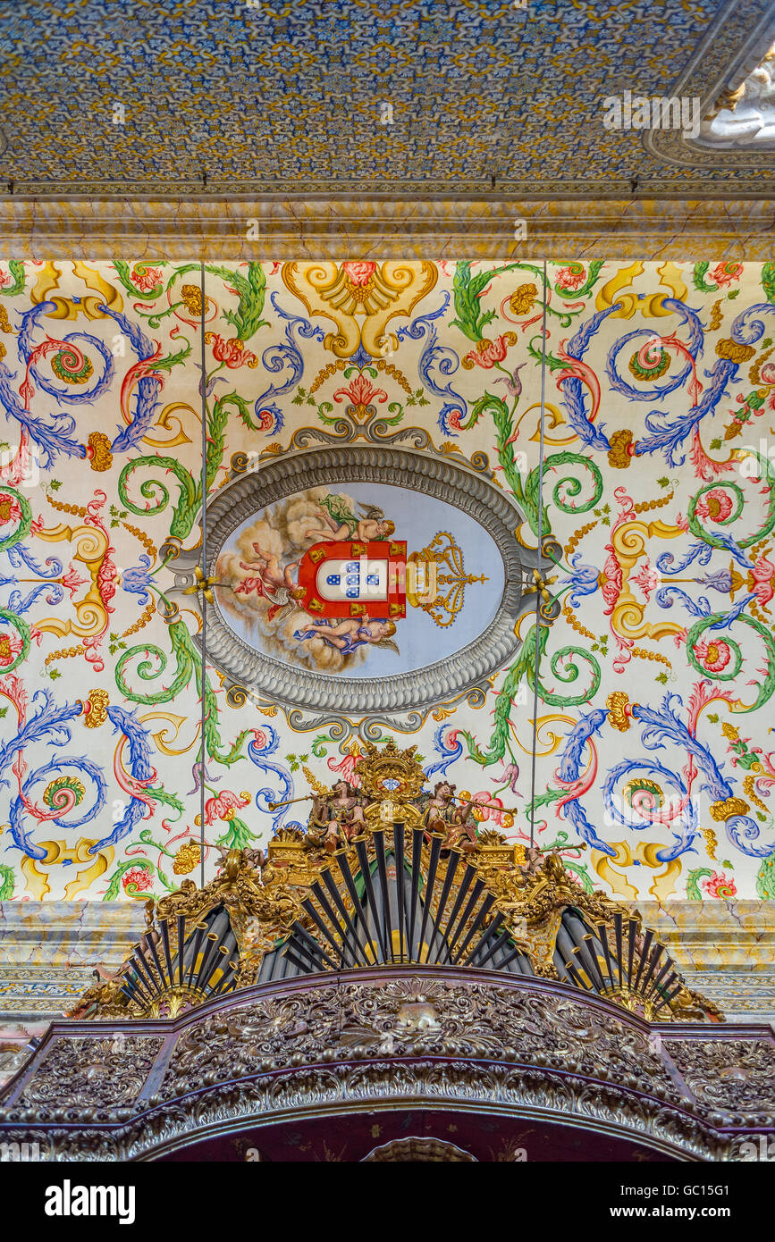 Decke Detail und Orgel der Capela de São Miguel Kapelle der Universität Coimbra. Portugal Stockfoto