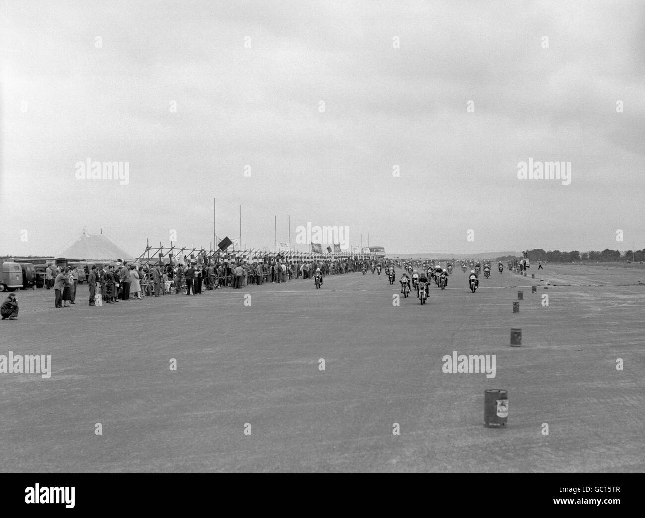 Motorradfahren - Thruxton Nine Hour Race - Andover - 1956. Der Start des Thruxton Nine Hour Motorcycle Race. Stockfoto