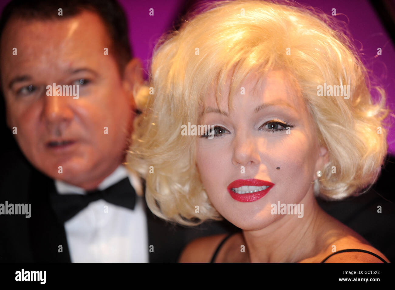 Louis Hoover als Frank Sinatra (links) und Sunny Thompson als Marilyn Monroe während einer Fotozelle im Pigalle Club im Zentrum von London. Stockfoto