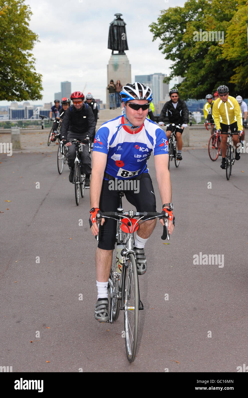 Die Teilnehmer der Royal British Legion's Pedal to Paris Ride starten vom Greenwich Park in London. Stockfoto