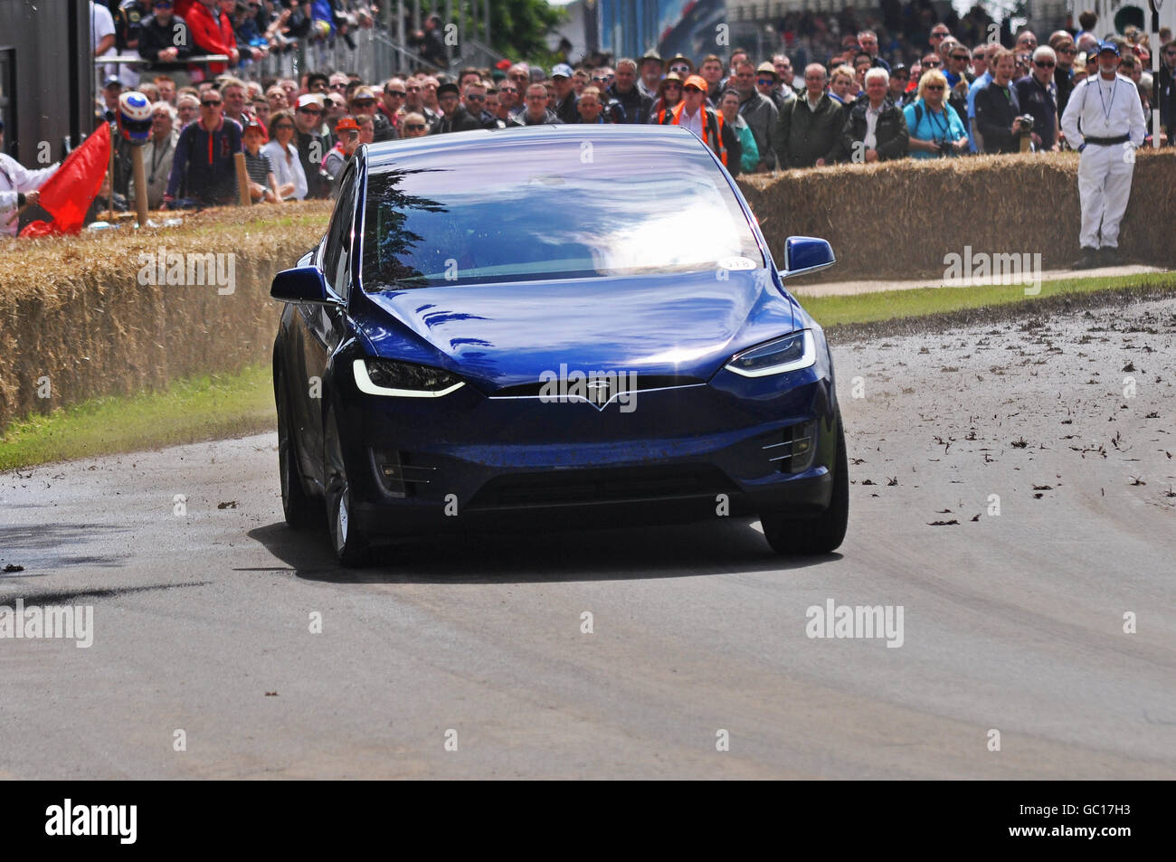 Tesla Model X P90D ist ein Full-size Elektro-Crossover-SUV von Tesla Motors, hier auf dem Goodwood Hillclimb Rennen gemacht Stockfoto