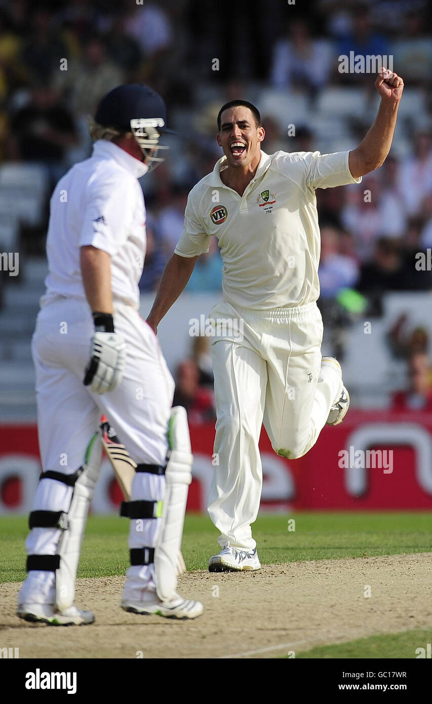 Cricket - The Ashes 2009 - npower Vierter Test - Tag zwei - England gegen Australien - Headingley. Der Australier Mitchell Johnson feiert das Dickicht von Englands Ian Bell beim vierten Test in Headingley, Leeds. Stockfoto