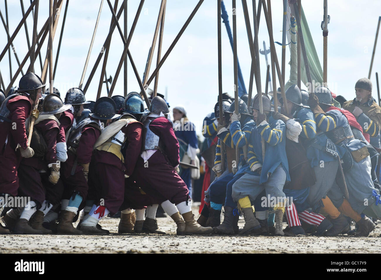 Die Mitglieder der Sealed Knot - der größten Re-enactment Society in Europa - führen berühmte Schlachten des englischen Bürgerkrieges an der Küste in Weston-super-Mare nach. Stockfoto