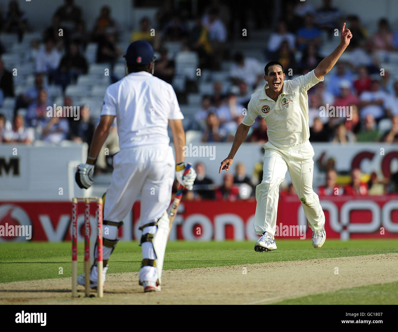 Cricket - The Ashes 2009 - npower Vierter Test - Tag zwei - England gegen Australien - Headingley. Der Australier Mitchell Johnson feiert das Dickicht des englischen Alastair Cook beim vierten Test in Headingley, Leeds. Stockfoto