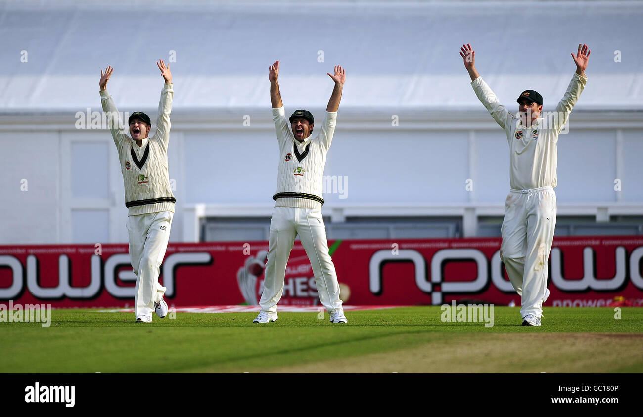 Australian Cricket Captain Ricky Ponting (Mitte) und seine Seite feiern, wie die England Wickets fallen beim vierten Test in Headingley, Leeds. Stockfoto