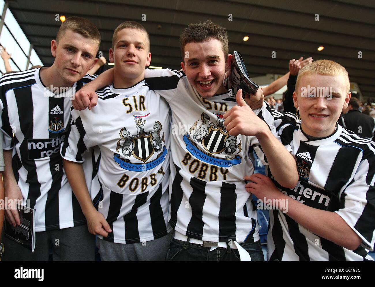 Fußball - Coca-Cola Football League Championship - West Bromwich Albion gegen Newcastle United - The Hawthorns. Fans von Newcastle United tragen T-Shirts zum Gedenken an Sir Bobby Robson auf den Tribünen. Stockfoto