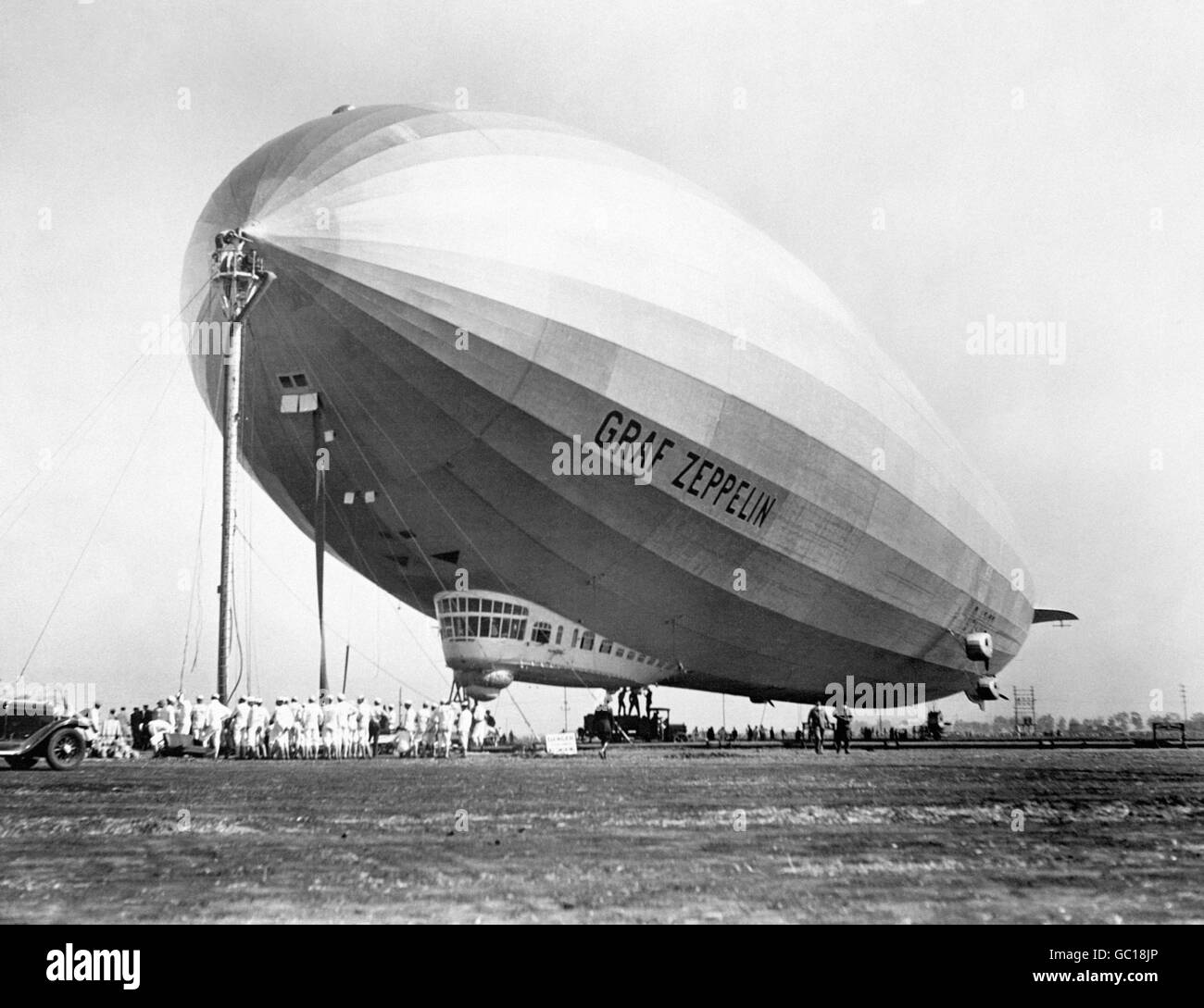 Das riesige deutsche Luftschiff Graf Zeppelin ruht während ihrer Weltreise an den Anlegestellen von Mines Fields in Los Angeles, USA. Stockfoto