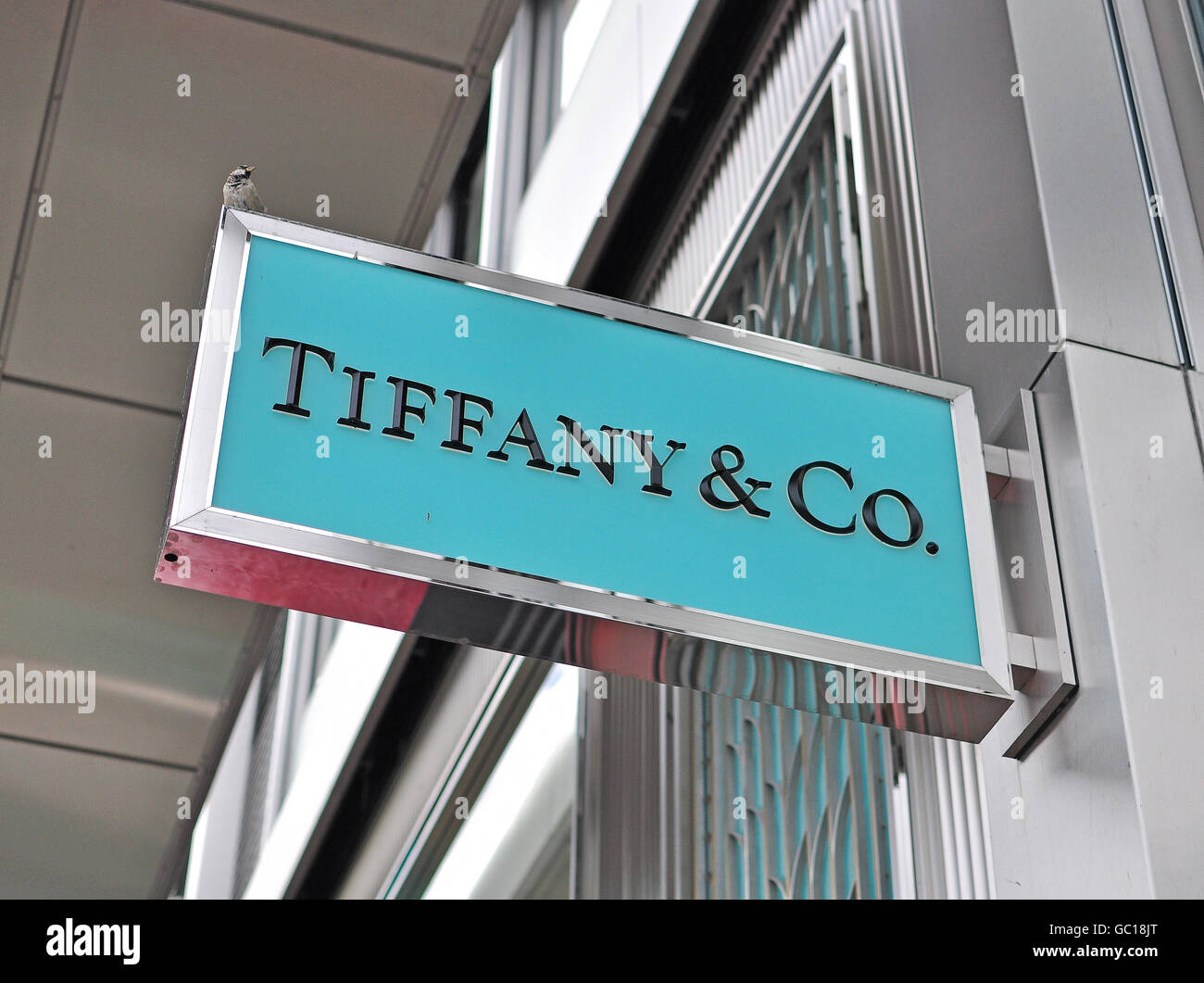 Genf, Schweiz - SEPTEMBER 3: Logo des Tiffany & Co-Store in der Filiale am 3. September 2015 in Genf. Tiffany & Co ist ein Amer Stockfoto