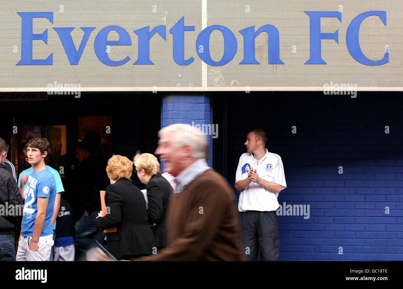 Fußball - vor der Saison freundlich - Everton V Malaga - Goodison Park. Everton-Fans kommen im Goodison Park an Stockfoto