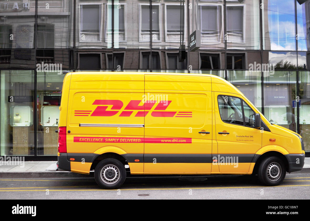 Genf - SEPTEMBER 3: DHL van in der Straße von Genf am 3. September 2015. DHL ist ein Unternehmen, das internationale Lieferung. Stockfoto