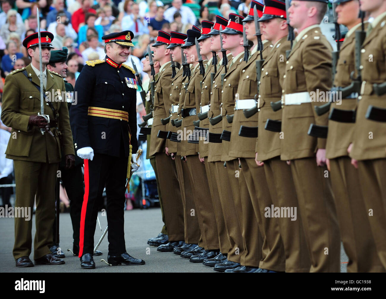 Generalmajor Gerry Berragan inspiziert die Juniorsoldaten auf der Parade bei der größten militärischen Abschlussparade in Europa, die im Army Foundation College in Harrogate, North Yorkshire, abgehalten wird. Stockfoto