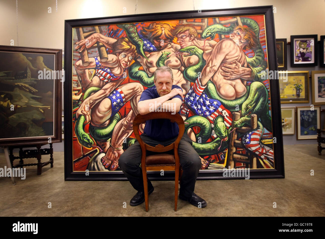 Der Künstler Peter Howson mit einem seiner bekanntesten Gemälde "Women of America", das bei McTears Auctioneers in Glasgow versteigert wird. Stockfoto