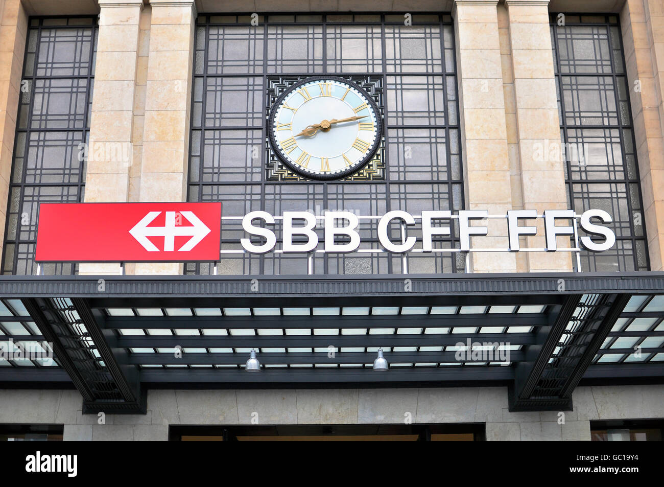 Genf, Schweiz - 17. AUGUST: Logo der SBB im Bahnhof von Genf am 17. August 2015. Stockfoto
