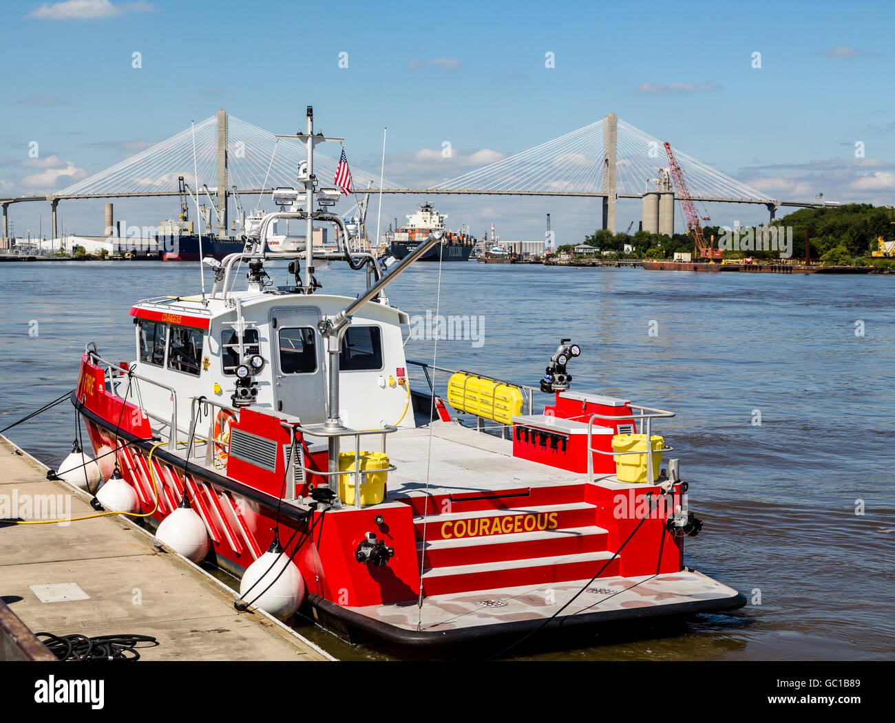 Feuer-Boot in der Nähe von Savannah Brücke Stockfoto