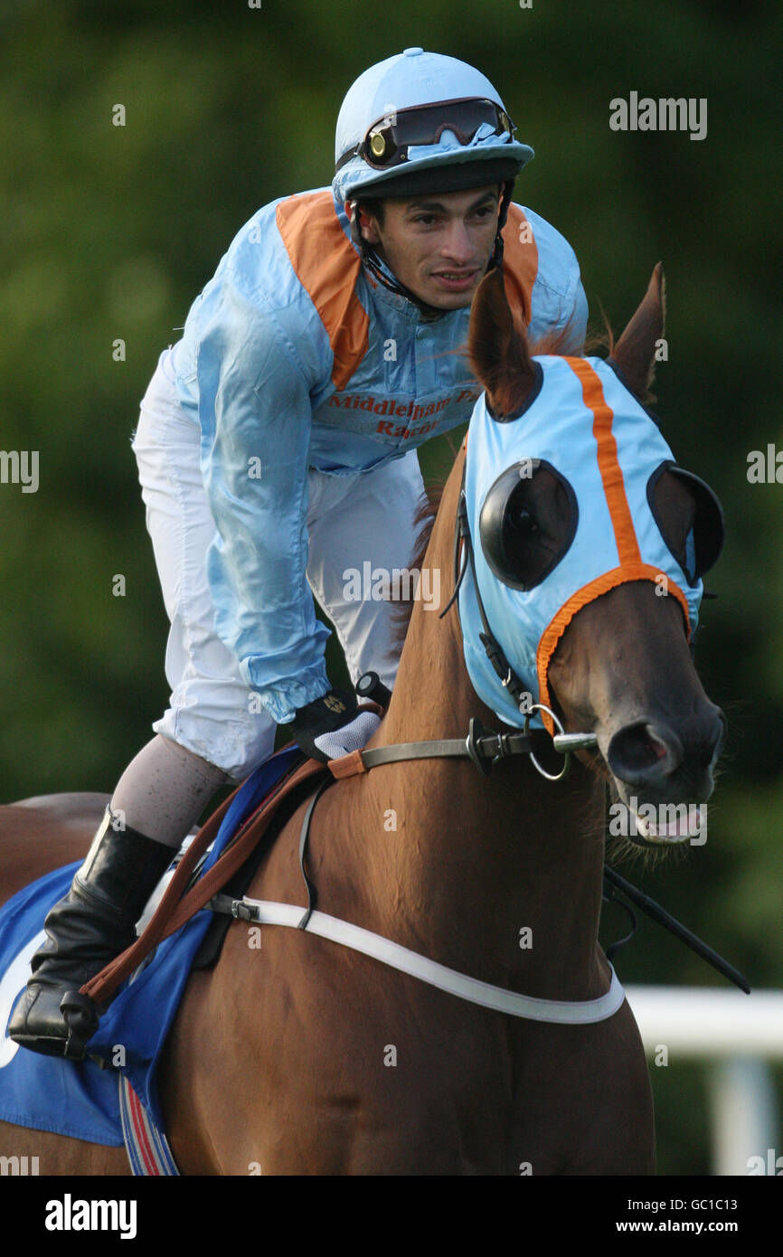 Jockey Silvestre De Sousa auf Angelo Poliziano geht auf die Post In der Buona Notte Handicap Stockfoto