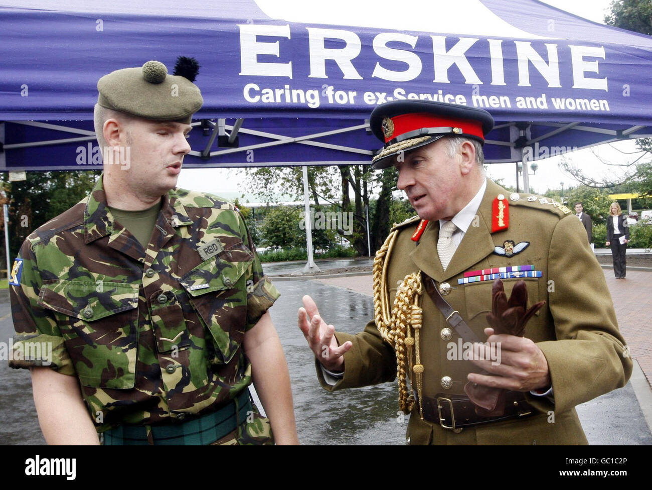 Generalstabschef, General Sir Richard Dannatt, mit Lance Corporal Robert Reid, der nach einem Bombenangriff am Straßenrand im Südirak auf einem Auge blind war, bei der offiziellen Eröffnung des Erskine Army Recovery Centre in Edinburgh. Stockfoto
