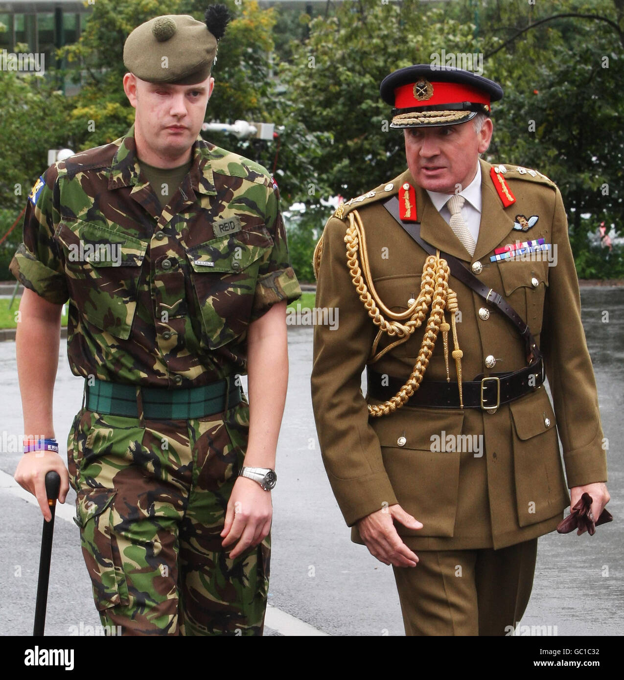 Generalstabschef, General Sir Richard Dannatt, mit Lance Corporal Robert Reid, der nach einem Bombenangriff am Straßenrand im Südirak auf einem Auge blind war, bei der offiziellen Eröffnung des Erskine Army Recovery Centre in Edinburgh. Stockfoto