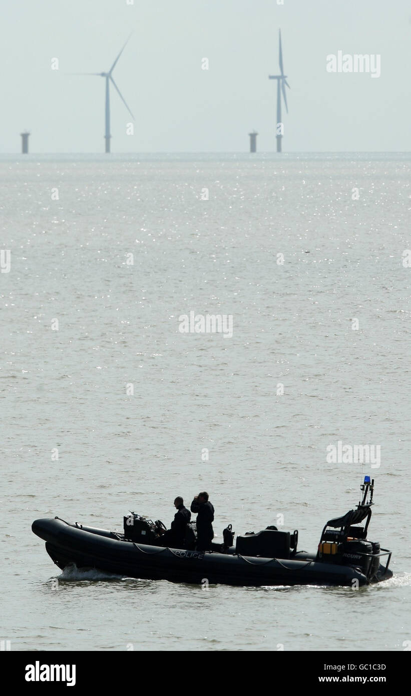 Polizeibeamte durchsuchen das Meer in der Nähe des Piers in Clacton on Sea, Essex, wo Polizei und Rettungskräfte weiterhin nach einem 10-jährigen Mädchen suchen, das gestern ins Meer gefegt wurde. Stockfoto