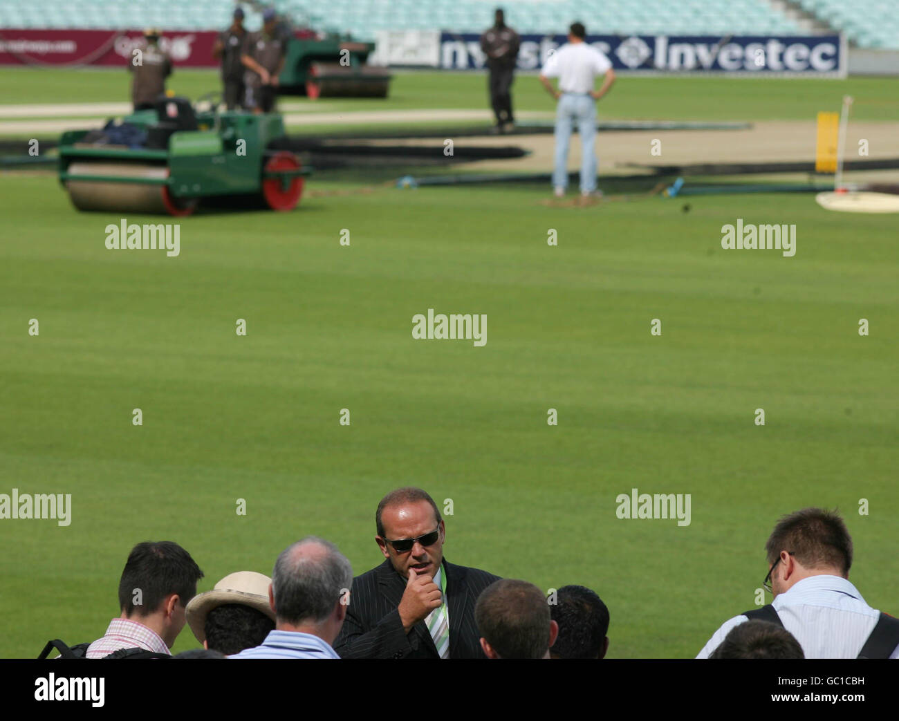 Clive Stephens wird von den Medien in Frage gestellt, als er Techniken zur Vorbereitung des Pitch for the Ashes im Brit Oval vorstellt. Stockfoto
