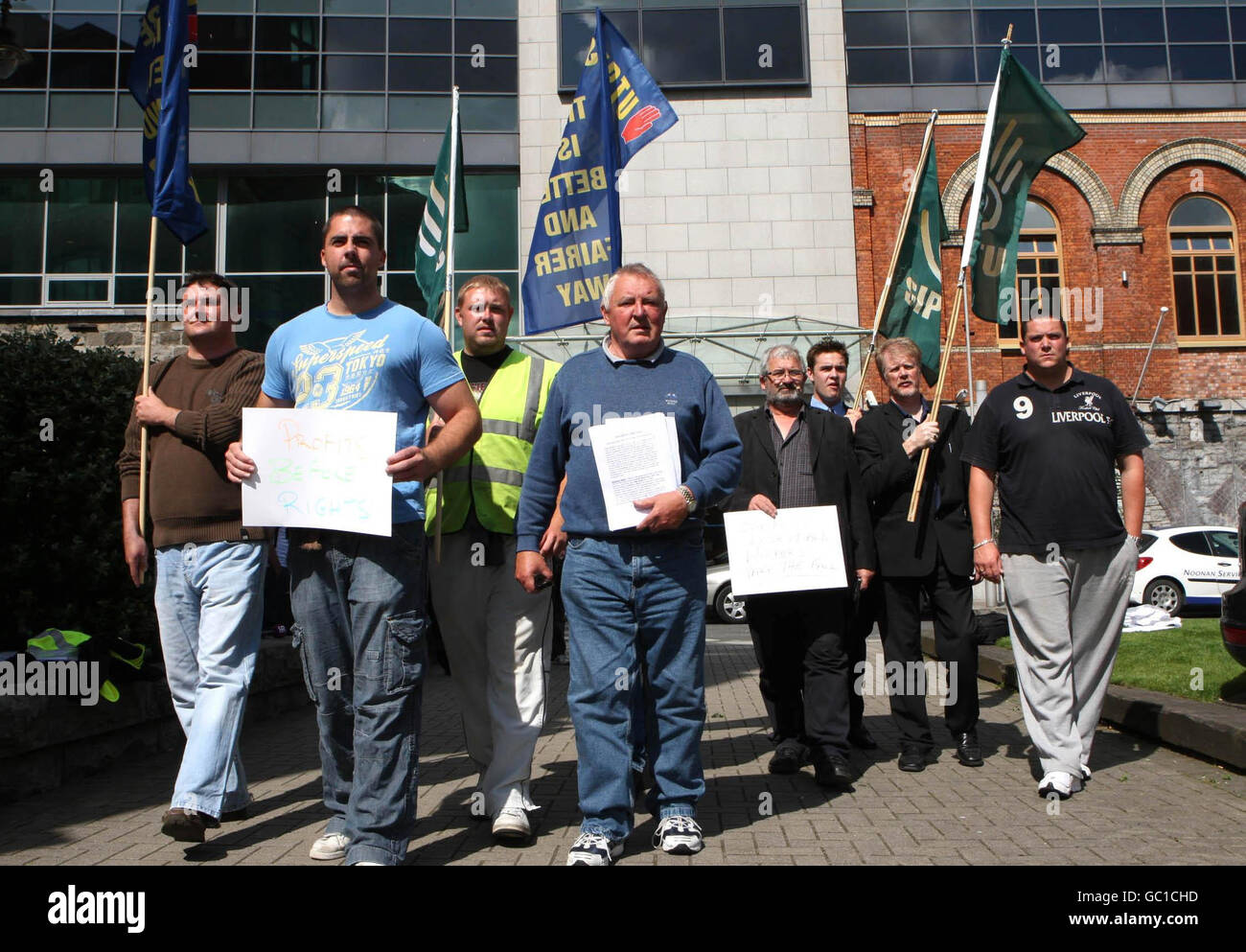 Die Hafenarbeiter bringen ihren Protest gegen Lohnkürzungen und Entlassungen im IFSC vor die Türen der Deutschen Bank. Stockfoto