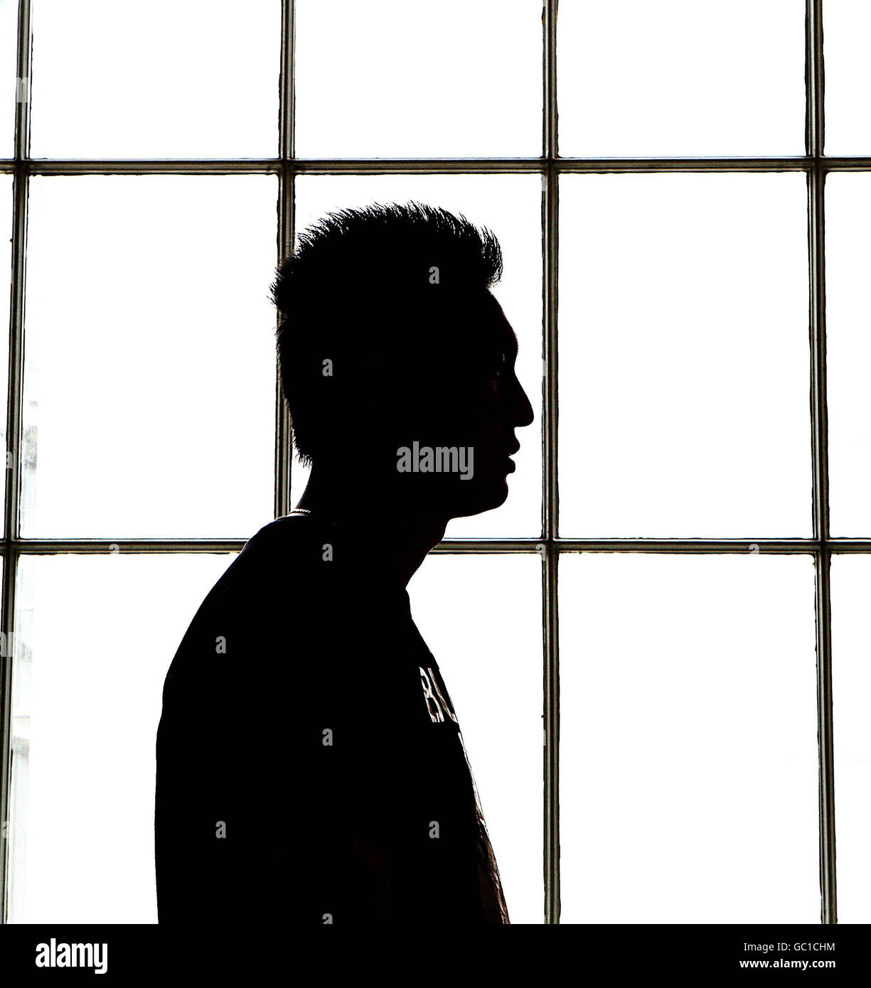 Wai Yan Maun aus Burma wird anlässlich der Eröffnung eines Solidaritätsbuches für die birmanische Demokratieführerin Aung San Suu Kyi vor einem Fenster vertuschelt. Stockfoto