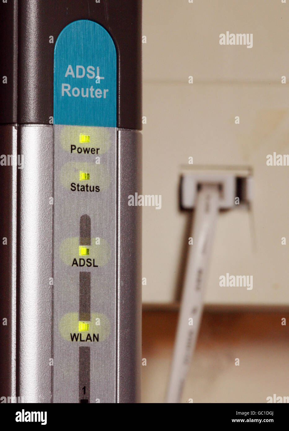 Ein Router, der an eine breitbandfähige BT-Buchse angeschlossen ist, damit ein Benutzer eines Heimcomputers ein drahtloses Netzwerk verwenden kann. Stockfoto