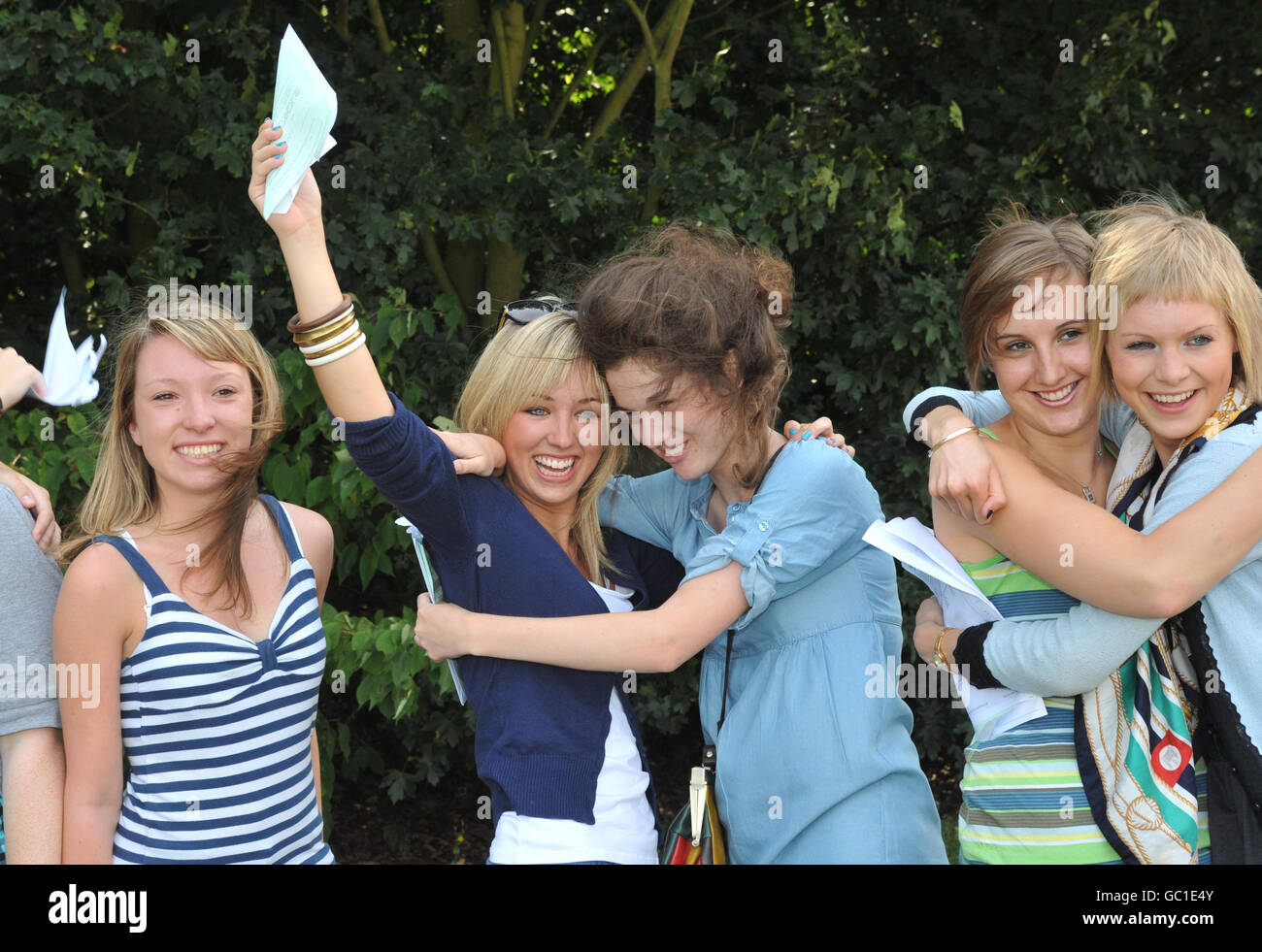 Nancy Rowe (zweite links) feiert einen Oxbridge-Platz, nachdem sie ihre ABITUR an der Chelmsford County High School for Girls erhalten hat. Stockfoto