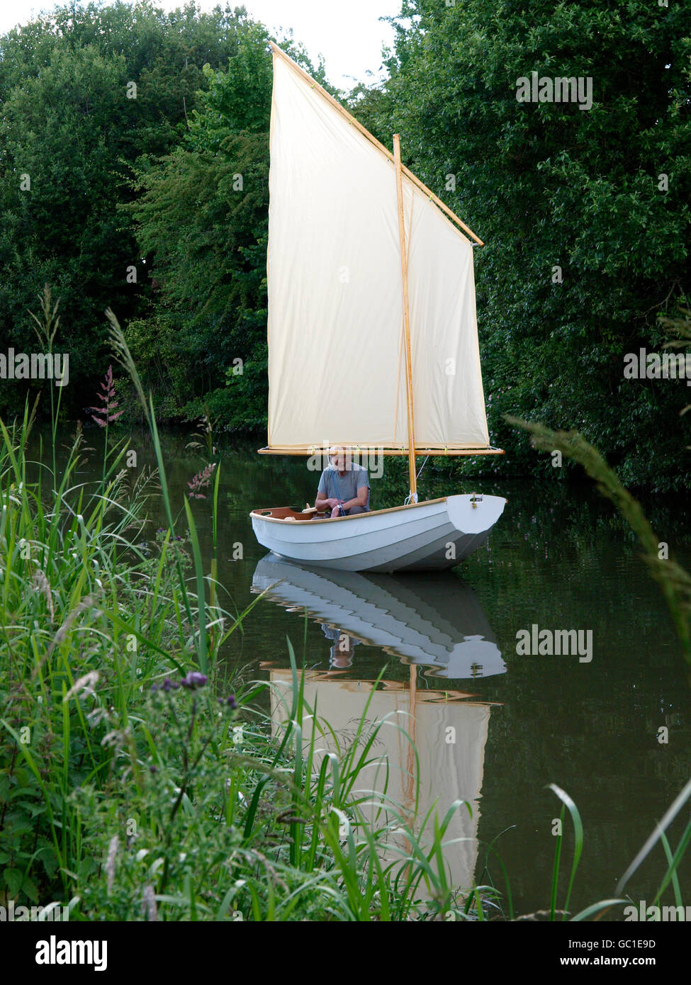 Mann in einem Segelboot auf dem Kennet und Avon Kanal, Devizes, Wiltshire, UK Stockfoto