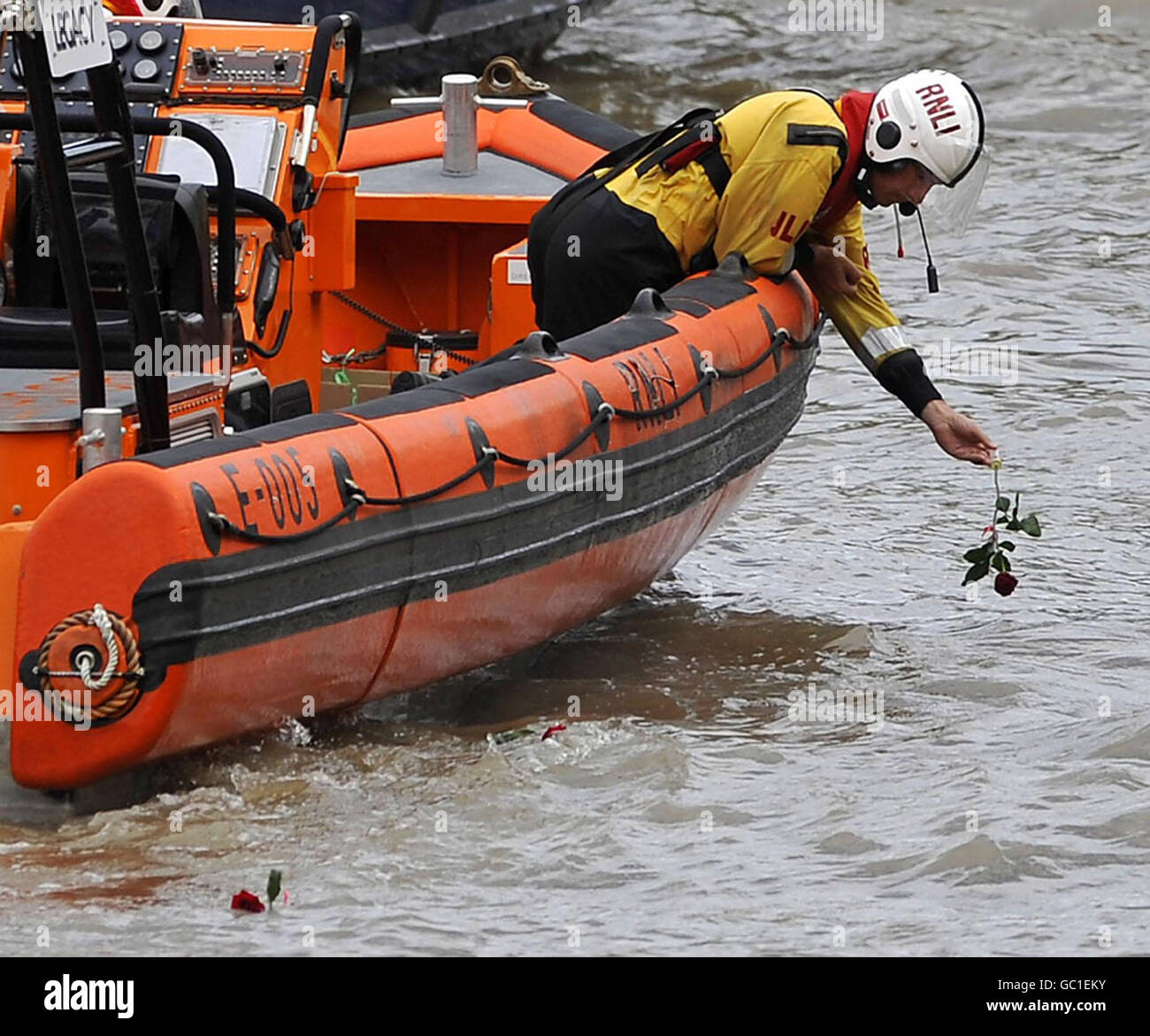 Ein Mitglied der RNLI lässt eine Rose in der Nähe der Stelle auf der Themse fallen, an der sich anlässlich des 20. Jahrestages der Katastrophe die Tragödie des Marchioness-Flussbootes ereignete. Stockfoto