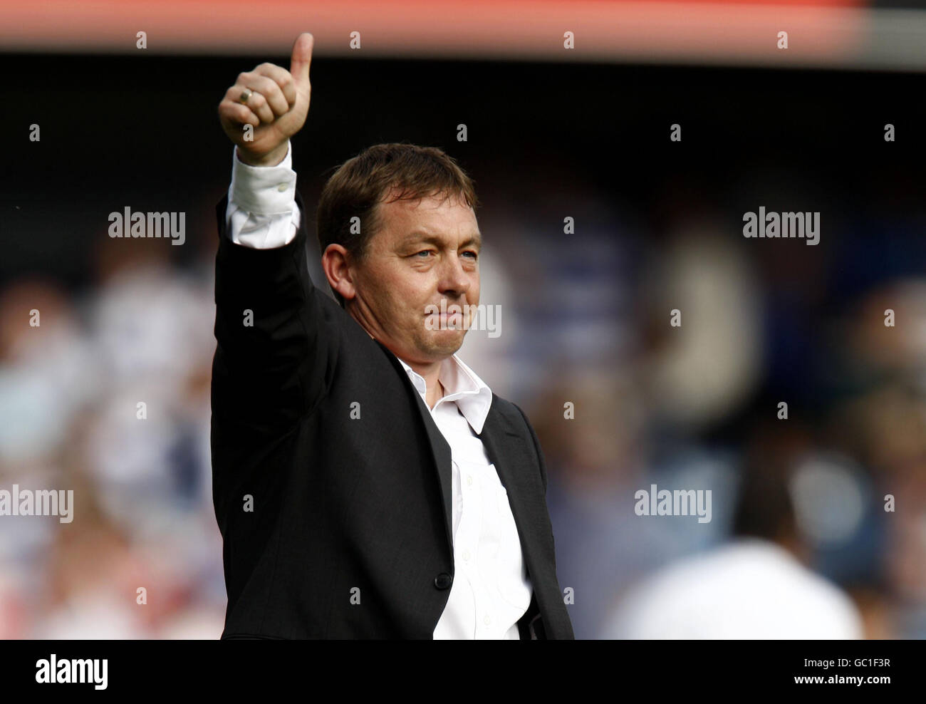 Der Manager von Nottingham Forest, Billy Davies, gibt den Fans nach dem Unentschieden seines Teams im Jahr 1-1 während des Coca-Cola Championship-Spiels in der Loftus Road, London, einen Daumen nach oben. Stockfoto