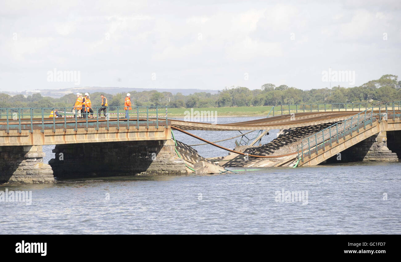 Ingenieure besuchen den eingestürzten Eisenbahnviadukt über die Malahide-Mündung südlich von Dublin. Stockfoto