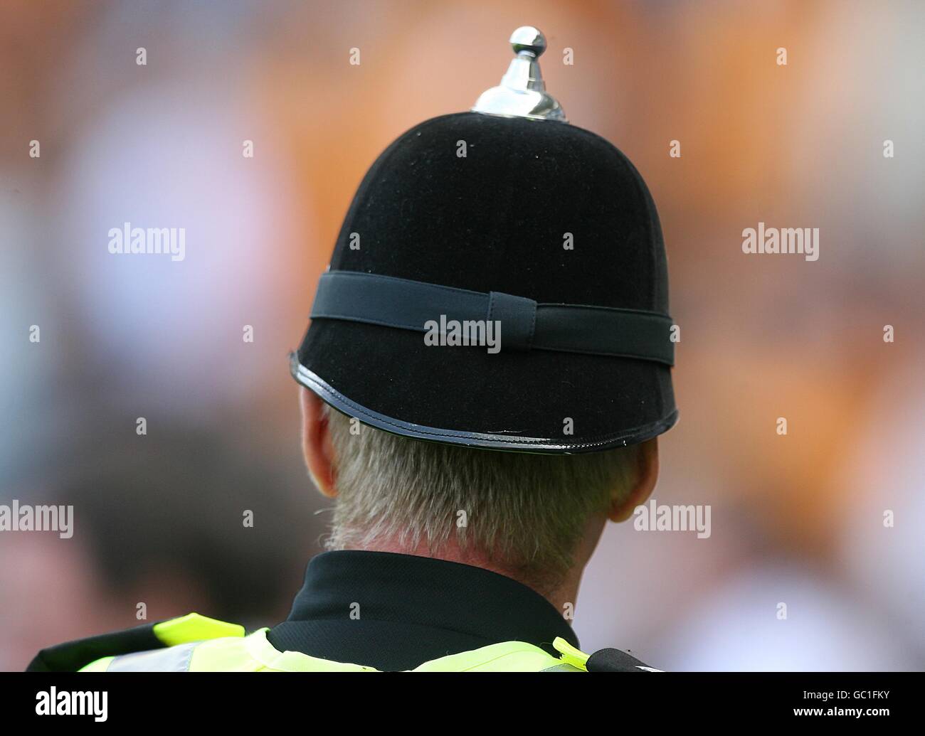 Fußball - Barclays Premier League - Hull City / Bolton Wanderers - KC Stadium. Allgemeine Ansicht der Rückseite des Helms eines Polizisten. Stockfoto
