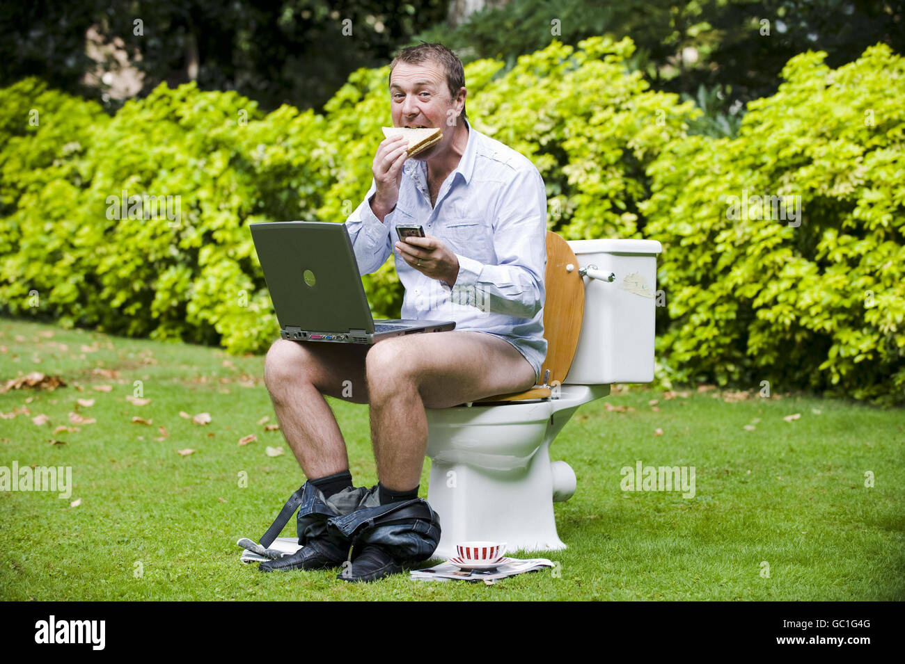 Der Fernseherpersönlichkeit und ehemalige Cricketspieler Phil Tufnell zeigt einige der Aktivitäten, zu denen britische Menschen aufstehen, während sie auf der Toilette in Londons Paddington Street Gardens sind, für die Einführung der gut Week, einer Kampagne, die darauf abzielt, das Bewusstsein für Darmstörungen und die Bedeutung einer guten Verdauungsgesundheit zu schärfen. Die von Montag 24. Bis 30. August läuft. Stockfoto