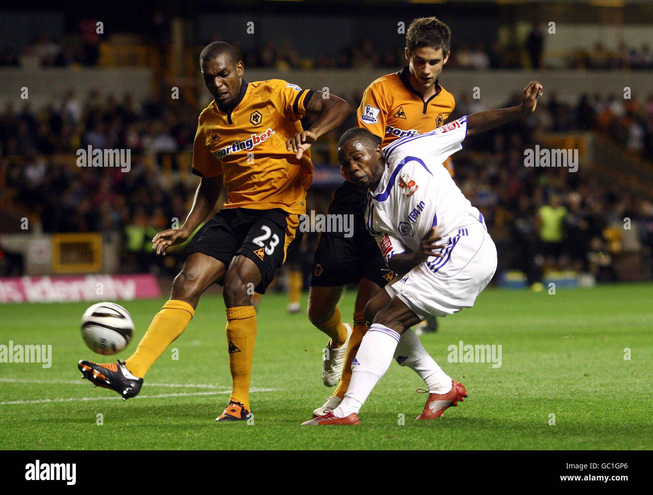 Fußball - Carling Cup - zweite Runde - Wolverhampton Wanderers gegen Swindon Town - Molineux. Swindon's Mark Marshall bekommt seinen Schuss in den früheren Wolves' Ronald Zubar während des Carling Cup Second Round Spiels in Molineux, Wolverhampton. Stockfoto