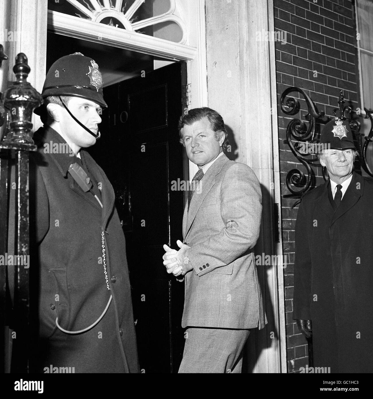 Senator Edward Kennedy bei der Ankunft in der Downing Street Nr. 10, wo er Premier Harold Wilson anrief, nachdem er an der North Atlantic Assembly im Lancaster House teilgenommen hatte. Stockfoto